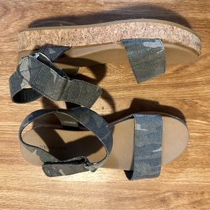 8.5 Camo Platform sandals
